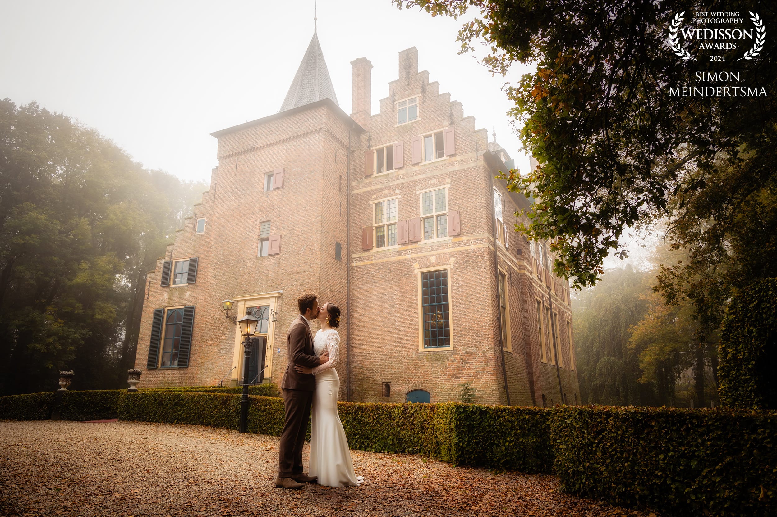 trouwfotograaf kasteel wijenburg in Echteld wint wedisson award in de mist