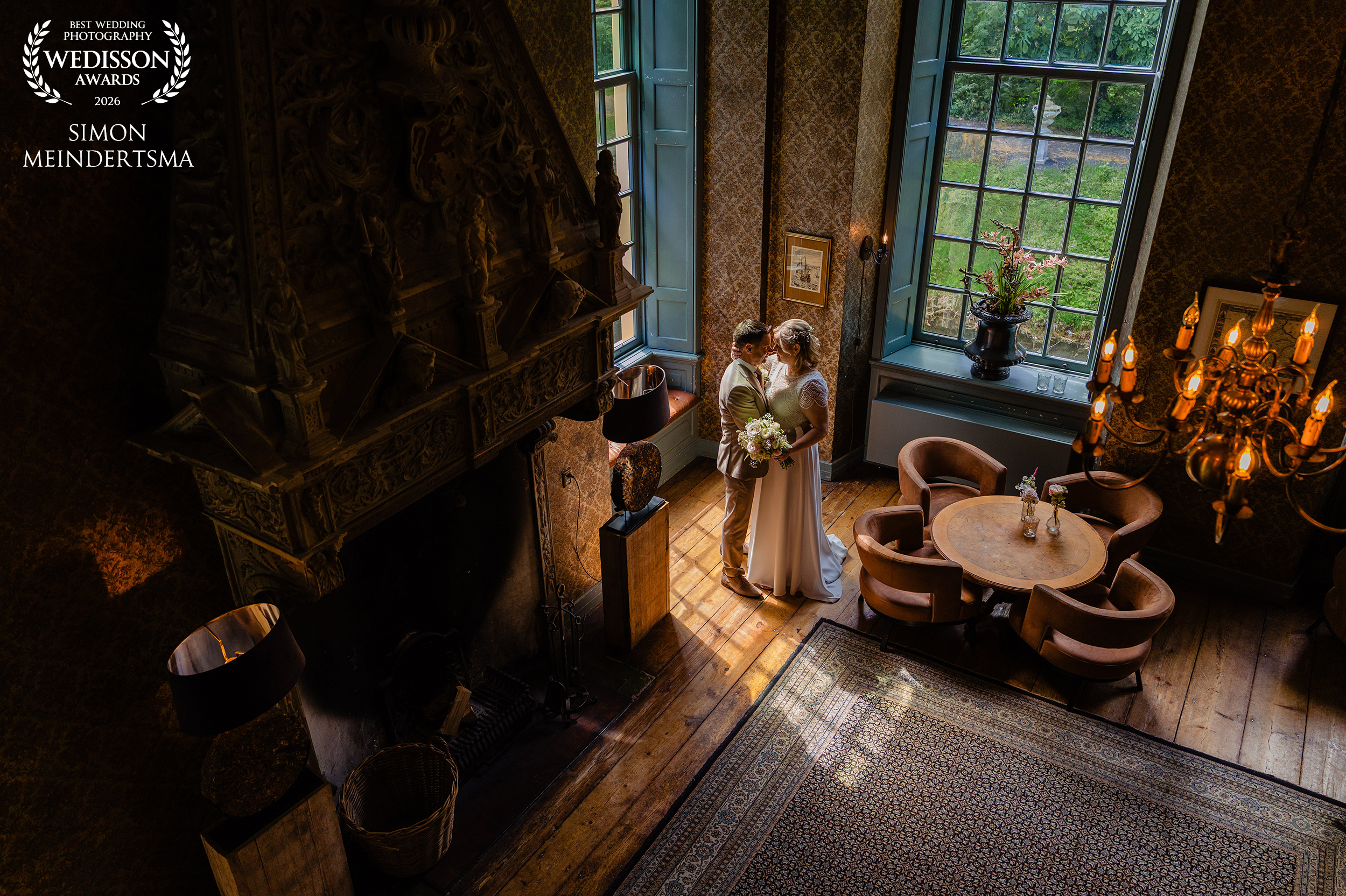bruidspaar in de bibliotheek van kasteel wijenburg